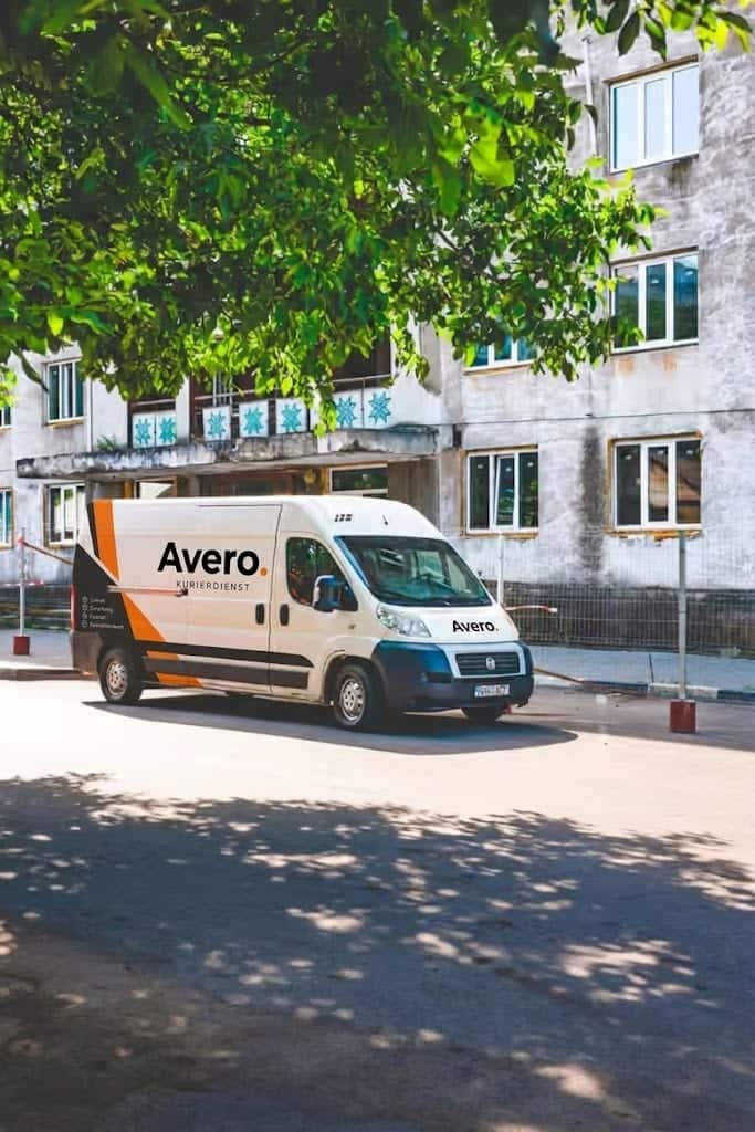 Weißer Transporter von Avero Services